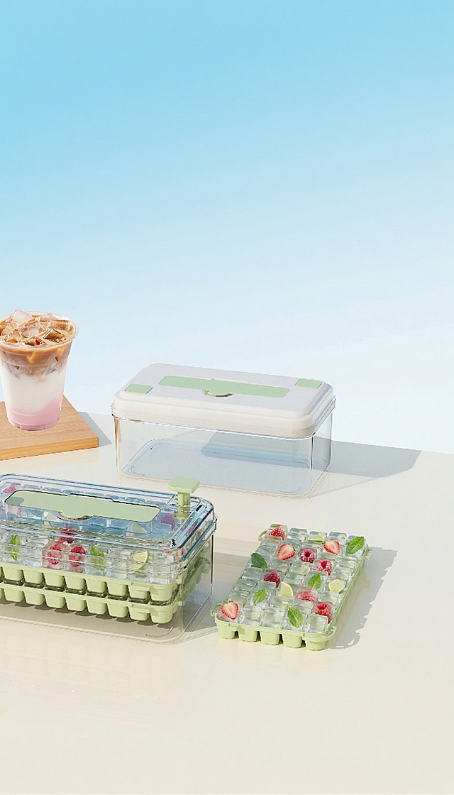 保持绿色冰格托盘和冰夹完全不变，将托盘的50个槽位内全部装满透明冰块，部分冰块中嵌入新鲜水果片或薄荷叶，保持整体真实实拍高清质感