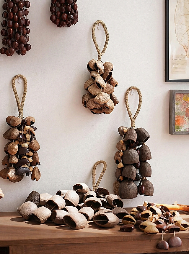 去除图片上的所有文字，包括左上角'MUYEJI'、'自然原生 治愈心绪'、右上角'果壳摇铃'、底部所有文字，保持图片其他内容完整，保留原木色桌面和白色墙面，保持所有果壳摇铃挂件的样子不变，保留原图风格