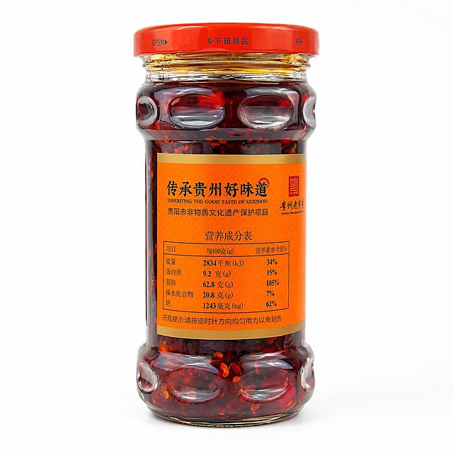 产品精修，产品置于纯白背景上，专业商业棚拍光，5500K标准中性白光，轮廓光，体积光，曝光正确，强烈真实立体感，净化杂乱倒影、脏反射、环境色污染和黑块反射；透明材质保留真实折射与透明层次，接地处保留干净浅淡的自然接触阴影，严禁大片投影、脏灰阴影和悬浮感，主体居中，商品完整入画不裁切，商品外轮廓视觉体量约画面60%-80%，四边均匀留白约10%-20%，严禁满幅铺满与贴边顶满，极致超清画质，细节清晰锐利，4K分辨率，商业级实拍质感，保留原图真实材质与结构细节，锁定原图商品颜色，颜色以输入图为唯一参考，分段部件颜色边界按原图锁定，锁定原图商品轮廓、件数、部件位置、连接关系、标签文字和可见功能细节，只做精修不重绘结构，瓶身、瓶盖、标签结构与原图一致，瓶身文字与Logo零改写，禁止改变瓶型、盖型或标签排版，玻璃质感通透，折射感清晰，透明层次丰富，高光边线自然，有色透明层次清晰，色相准确，透明度自然，前后透叠关系明确，正视图，标准透视校正，正常透视焦段，保持同类机位，比例1:1
