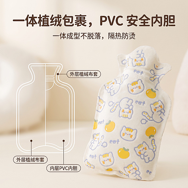 严格还原上传的橘子猫咪款热水袋产品图，包括布套设计、颜色、卡通图案元素等所有细节，产品外观必须与参考图完全一致，不得改变包装设计、配色方案，保持产品的真实材质质感，亲肤植绒面料哑光柔和质感，电商商业主图，精致杂志图文排版，柔和奶油漫射柔光，干净低饱和奶油风背景，全套统一日系软萌治愈风格；所有中文文字统一使用圆润可爱无衬线圆体，文字排版留白充足，文字不遮挡产品主体，层次分明。画面内容：猫咪款热水袋实物，45° 斜拍，浅米色纯色背景，画面左侧搭配简约白色线稿剖面图，示意外层一体植绒布套、内部 PVC 内胆双层结构，不展示拆分、取下布套画面；【主标题】画面顶部："一体植绒包裹，PVC 安全内胆"，【副标题】主标题下方小字："一体成型不脱落，隔热防烫"；信息布局：实物产品放画面右侧，左侧放置剖面线稿，标题在上，侧边文字标注一体双层结构；设计感强调：实物 + 线稿结合，柔和侧光，杂志图文对比排版，清晰讲解双层一体结构。
