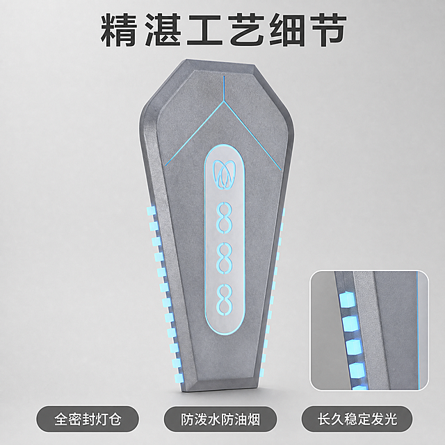 [主图-3] LED发光包厢门牌材质细节特写图，氛围风格专业细节展示，画质商业摄影微距质感，细节清晰锐利；保持这款八边形门牌产品外观物理结构材质质感颜色与输入图3绝对一致，杜绝任何变形和色差，精细化处理；主体占画面70%以上，主画面展示整体门牌，右下角叠加一个画中画放大框，展示侧边发光带和不锈钢切面的材质细节；光影主光正面打亮，突出磨砂不锈钢表面纹理，LED浅蓝色发光均匀通透；配色主调枪灰色，浅蓝发光点缀，背景浅灰色干净；视角平视特写，细节清晰；文字版式顶部大字主标题写"精湛工艺细节"，底部横排三个短标签：全密封灯仓 防泼水防油烟 长久稳定发光；每个标签简洁不遮挡主体；输出1:1比例，文字清晰锐利，超高清商业摄影质感，负向提示词：变形，文字错乱，产品图模糊，背景杂乱，水印，电商平台Logo