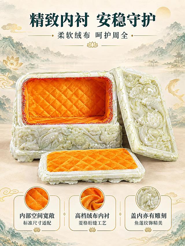 [商品] 使用【图3】【图4】风水宝地黄岫玉骨灰盒开盖状态；保留盖子内侧鱼莲浮雕纹饰、内部橙色菱格绗缝绒布内衬、边缘红色装饰、内部宽敞空间、底座枕垫设计、整体满雕外壁；商品处理：增强绒布内衬的柔软质感和光泽，菱格绗缝纹理更清晰，盖子内侧浮雕更立体，玉石纹理更温润，不改变内部结构和颜色。
[画面] 目标：内部结构展示页，展示内部宽敞空间与精致内衬工艺，以及盖子内侧雕刻细节。构图：开盖状态的骨灰盒置于画面中央，占画面60%，盖子斜靠在右侧展示内侧鱼莲浮雕；前景展示内部橙色绒布和菱格绗缝细节；背景为浅米白柔和渐变，营造温暖安宁的氛围。
[视觉] 套系策略：风格=中式山水风水风商业摄影；标题字=宋体粗体（端庄大气）；正文字=简洁宋体；主色=岫玉翠绿+青白底色；背景延展=基于青绿山水+米白+暖金做深浅层级、同色渐变和玉石/山水/宣纸质感；强调色=暖金色，仅用于小面积图标、引线、标题点缀；标题色=深青绿；正文色=墨绿灰；组件=圆角米白底信息卡、细金线引线、鲤鱼莲花祥云装饰元素；光影=顶部均匀暖柔光，突出内部绒布质感和空间感，产品底部自然投影，玉石部分有温润光泽，浮雕部分明暗层次分明。
[文字] 上方主标题"精致内衬 安稳守护"，副标题"柔软绒布 呵护周全"，下方3个卖点："内部空间宽敞 标准尺寸适配""高档绒布内衬 菱格绗缝工艺""盖内亦有雕刻 鱼莲纹饰精美"，文字位于画面下方，不遮挡内部结构展示。
[规格] 图片比例3:4竖版，分辨率2K，避免变形、错字、文字过小、冷蓝/冷灰背景、产品颜色改变、结构失真。