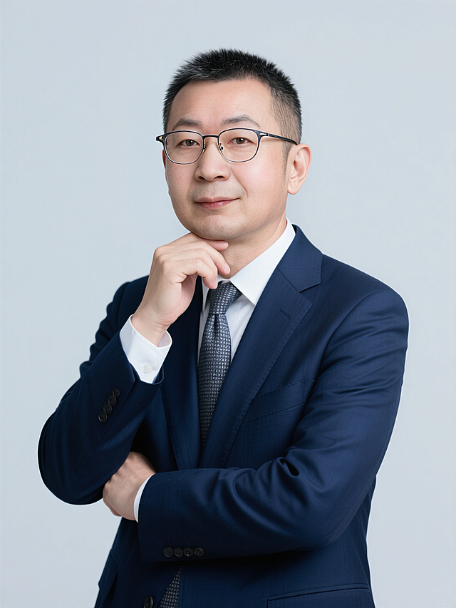 40岁男性讲师职业形象，戴眼镜，毛寸短发，中国好女婿的大众脸型，身穿藏蓝色西服，白色衬衫系领带，托下巴动作，另一只手肘自然支撑，正面半身照，纯色背景