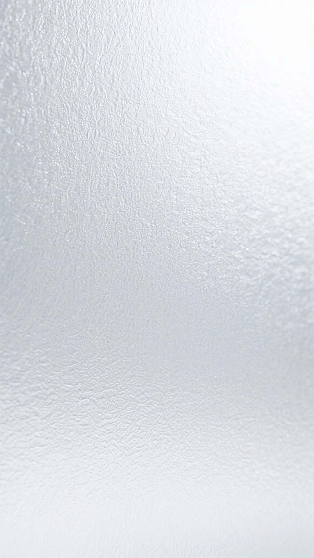 一张银色磨砂质感的背景图片，表面呈现出细腻且不规则的纹理，整体色调为纯净的银白色，光线均匀地漫反射在表面，营造出柔和而略带光泽的视觉效果，质感如同磨砂金属或高级磨砂玻璃，具有现代简约的设计感，画面中无任何文字、图案或其他元素干扰，仅保留这种独特的银白色磨砂纹理作为背景主体。