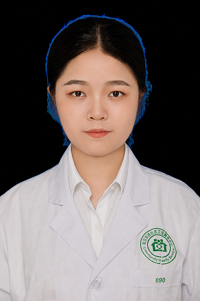 保留外套不变，保留外套上的LOGO，将里面衣服换为白色衬衣，女士衬衣保留一颗纽扣不扣，保持人物主体和脸型不变，保留原背景