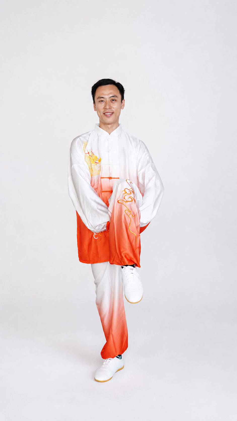 将背景替换为纯白色，保留人物和服装完整，服装精修，智能平整皱褶… - 图片创意预览