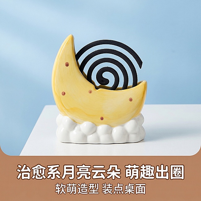 1:1 竖版电商主图，严格还原上传的产品图，包括包装设计、颜色、LOGO 位置、文字内容、图案元素等所有细节，产品为陶瓷月亮云朵造型蚊香盘，尺寸为掌心大小。主视觉：陶瓷蚊香盘完整展示，明黄色月亮 + 蓬松白色云朵 + 红棕色手绘斑点的治愈萌趣造型全面呈现，月亮弧形轮廓与云朵堆叠的柔软形态清晰突出。主标题：「治愈系月亮云朵 萌趣出圈」，副标题：「软萌造型 装点桌面」，文字采用圆润无衬线字体，颜色为暖棕色，位于产品下方。背景为淡蓝色渐变（模拟夜空氛围），整体设计为清新治愈可爱风，杂志级精致排版，视觉吸睛，高清质感，风格统一。