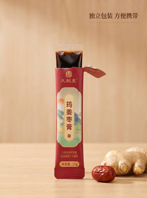 [主图 3] 筠姜枣膏独立包装细节展示图
[氛围风格] 干净清晰，细节放大呈现
[画质] 商业摄影质感，微距细节清晰，高清真实
[元素] 筠姜枣膏独立条状包装居中展示，撕开一小段封口，膏体微微透出，突预览效果