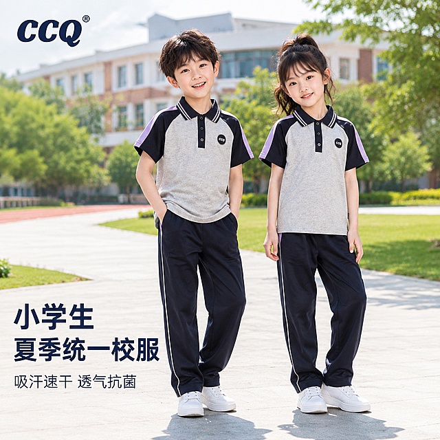 [主图-1] 小学生夏季短袖套装正面展示，两个模特都穿本套短袖长裤，保持原有服装颜色款式不变，改变模特姿势表情，阳光大方开朗，背景为南方中小学校园实景，全身展示，商品主体占比约70%，商业摄影质感、光线柔和通透、产品清晰真实、画面干净高级，保持短袖浅麻灰拼藏青色浅紫领口设计、藏青色侧边白线条长裤，保证产品外观、物理结构、材质颜色与原图一致，杜绝变形和色差。[光影] 自然光上午校园阳光，主光明亮柔和，校园绿植漫反射补光，阴影通透不生硬，层次感好。[配色] 主色服装灰藏青，背景浅绿校园干净配色。[视角构图] 正面平视，全身完整展示，景深适中。[文字版式] 左上安全区放置ccq品牌Logo，左下大字卖点小学生夏季统一校服，下方小字吸汗速干透气抗菌，文字清晰不遮挡主体，深字浅底对比强烈。[输出要求] 1:1比例，文字清晰可辨，超高清商业摄影质感。[负向提示词] 变形，文字错乱，产品图模糊，背景杂乱，水印，电商平台Logo