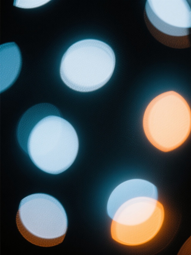 深色背景上分布着多个柔和模糊的光斑，光斑呈现出蓝白渐变与橙黄渐变的色彩组合，光晕边缘自然扩散，整体画面干净简洁，光效通透且具有梦幻感，适合作为光效素材使用。