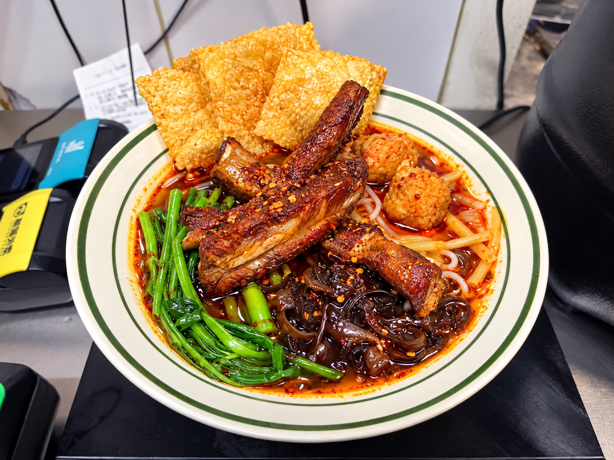 让这碗螺蛳粉/骨汤粉看起来更有食欲，保持真实感和原图的所有食材… - 图片创意预览