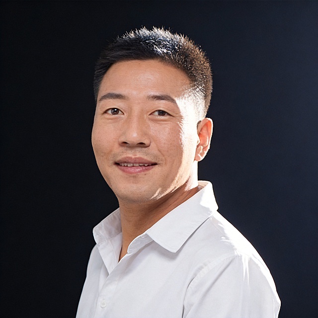 保留图中人物面部特征，生成适合社交媒体的头像写真图，商业精英简约风格，突出成功男人阳光飒爽成熟稳重的魅力，高清质感，方形构图，适合做头像