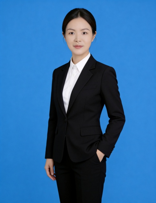 参考图片人物特征，生成全身职业形象照，保留原人物脸型发型，穿着黑色西装和白衬衫，去掉红色领带，蓝色纯色背景，人物站姿端正自然，左手插兜，专业正式，32k超高分辨率，细节清晰，画质细腻，专业人像摄影预览效果