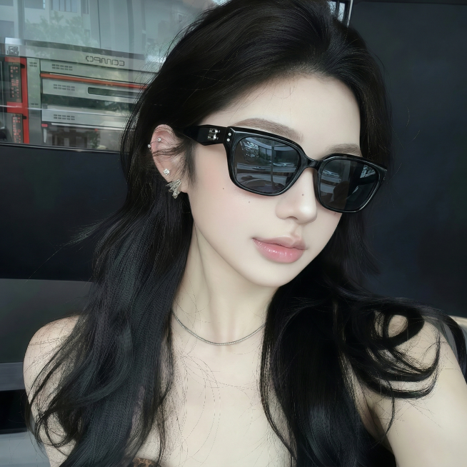 图1模特的墨镜替换成图2的墨镜，墨镜光影和颜色参考模特原图的墨镜光影跟颜色效果。预览效果