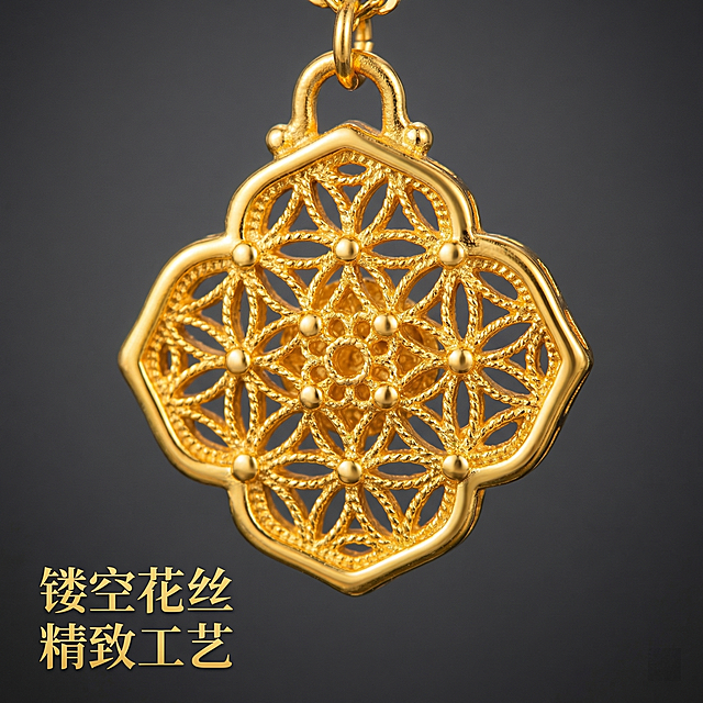 [主图 3] 黄金吊坠细节特写主图，氛围风格微距质感突出工艺细节。画面元素商业摄影质感、光线柔和通透、产品清晰真实、画面干净高级。放大特写展示吊坠镂空花丝工艺细节，突出黄金纹理和精致做工，放大镜效果放大局部花纹，背景虚化简洁突出细节，产品工艺和原图保持一致。配色色系主色调：黄金色 背景深灰渐变。视角构图微距特写，景深很浅突出细节。文字版式左下角标注文字 "镂空花丝 精致工艺" 金色字体，不遮挡细节。比例分辨率 1:1 比例，2k 分辨率，文字清晰可辨，超高清。负向提示词变形，水印，文字错乱，产品图模糊，背景杂乱，遮挡主体。