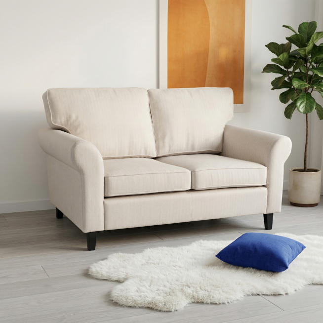 浅米色布艺双人沙发，保持原产品形状样式和物理结构绝对不变，严禁扭曲形变和改变材质颜色。
三分法构图，主体占画面70%，平稳放置在真实地面上，有清晰接触阴影，拒绝微缩模型感。
北欧奶油治愈风客厅，浅灰色预览效果