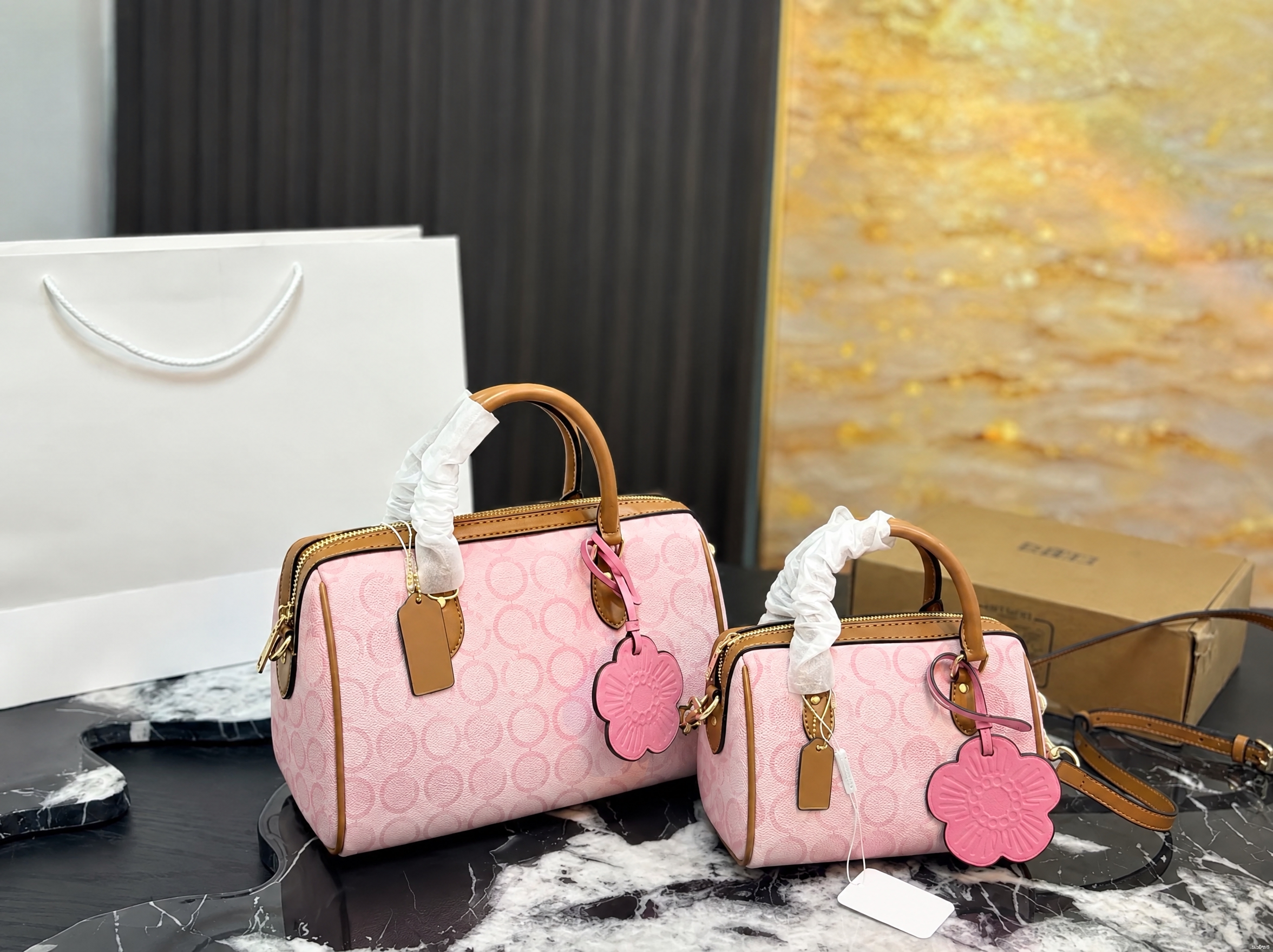 去掉图片中所有的COACH品牌LOGO和文字，包括包身金属LO… - 图片创意预览