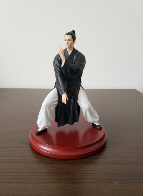 将这个图片制作成一个商业化1/7比例手办，风格写实，环境逼真。黑衣白裤，白色背景。手办放置在木桌上，配有一个红木底座，底座上没有文字。预览效果