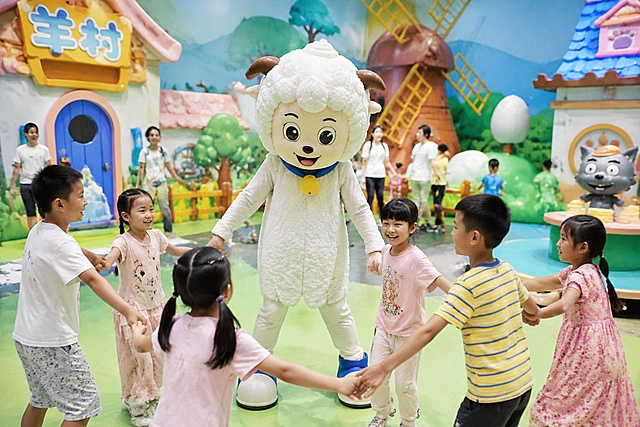 帮我生成几张喜羊羊与灰太狼主题亲子乐园里各个角色NPC与游客互动做游戏图片