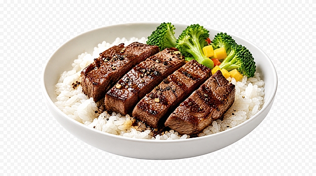 从这张菜单图中，裁剪出轻食能量碗系列第一行第一个商品：黑椒牛排拌饭/面，去除背景，输出透明背景的PNG图，只保留食物本身