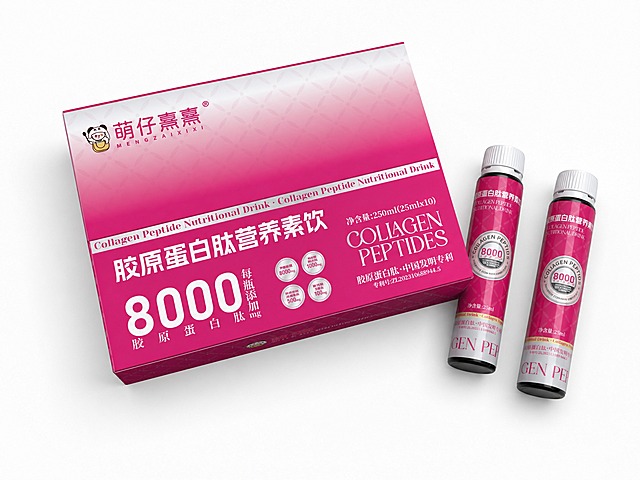 参考图中的萌仔熹熹胶原蛋白肽营养素饮产品，包含玫红色外包装盒和两支口服液瓶。生成产品俯视角度展示图，从上方45度俯拍，包装盒平放，口服液瓶摆放在包装盒旁边，纯白色背景，专业产品摄影，柔和均匀打光，清晰锐利，高质感商业摄影风格