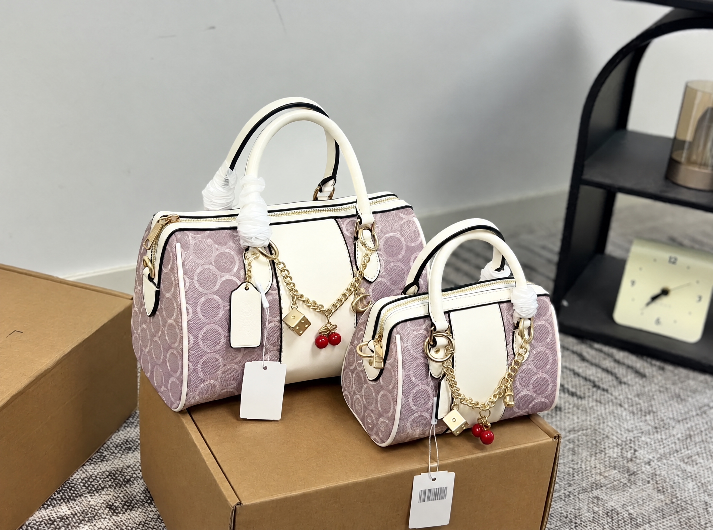 去掉图片中所有的COACH品牌LOGO和文字，包括包身金属LO… - 图片创意预览