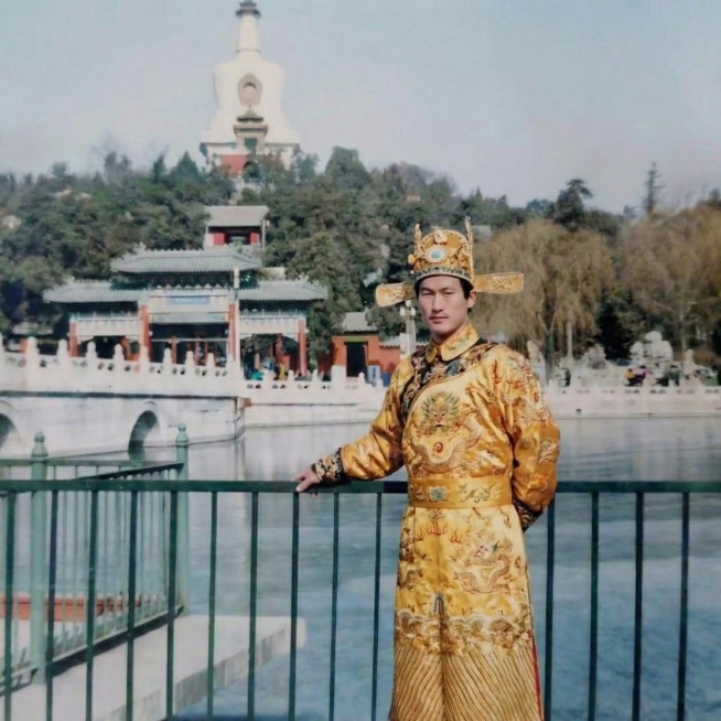 让人物穿上皇帝的服装预览效果