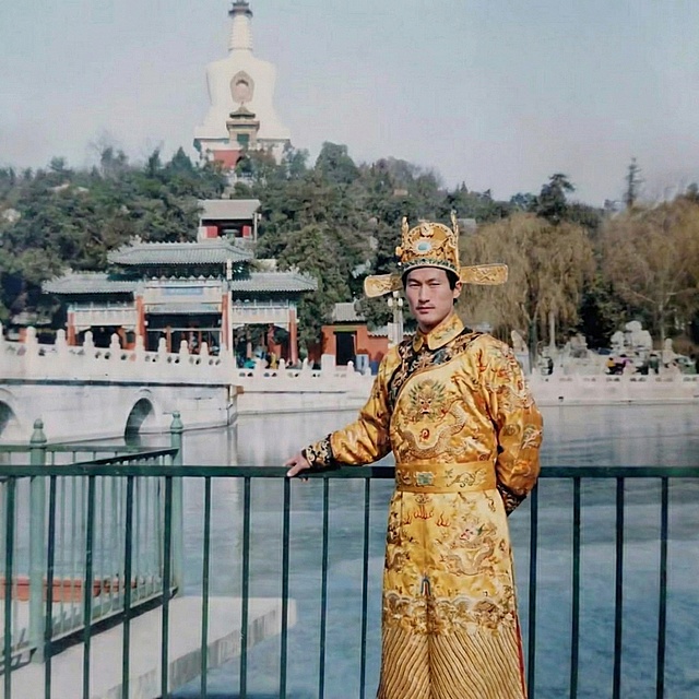 让人物穿上皇帝的服装