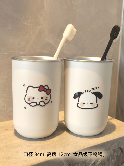 [主图 5] 情侣款SKU规格展示图；[氛围风格] 温馨舒适家居治愈甜美风；[画质] 商业摄影质感、光线柔和通透、产品清晰真实、画面干净高级；[元素] 将Hello Kitty款和帕恰狗款漱口杯并排整预览效果