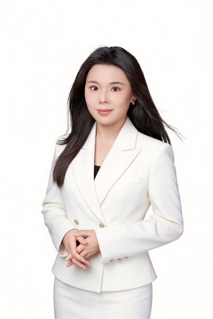 将图片中的女生服装改为利落精干的白色驳领西装套裙职业装，保持人物姿势和背景不变，风格专业大气有气质预览效果