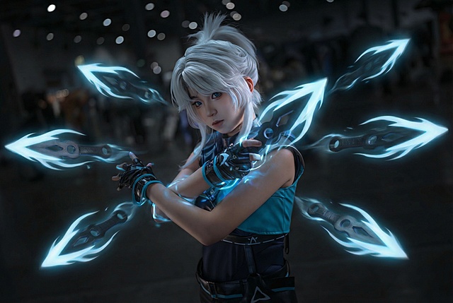 为人物四周环绕的苦无增加类似《无畏契约》捷风的淡蓝色能量光效，光效贴合图片环境质感，遵循原图光源逻辑和角度