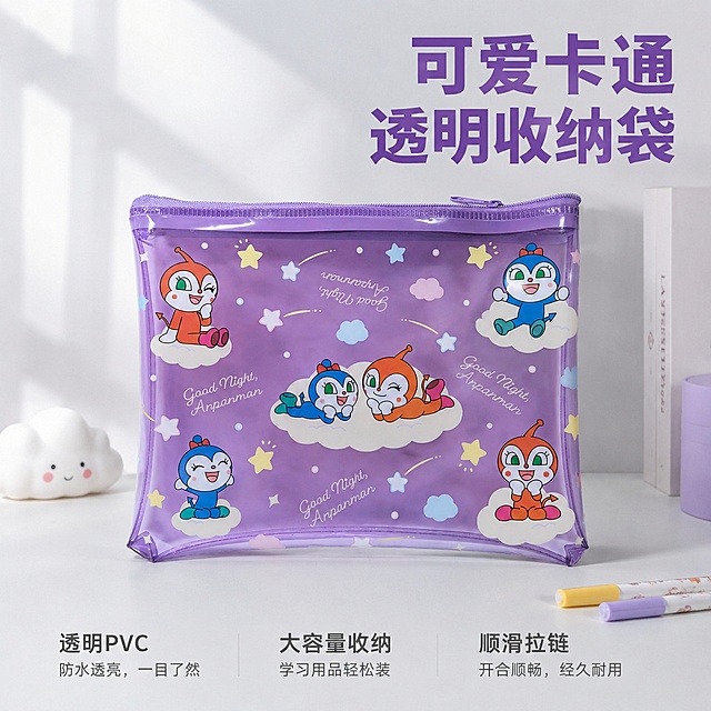 [主图1] 面包超人晚安款紫色透明PVC收纳袋首图
[氛围风格] 可爱治愈梦幻学习氛围感
[画质] 商业摄影质感，光线柔和通透，产品清晰真实，画面干净高级
[元素] 紫色透明PVC收纳袋居中放置，主体完整展示，保持产品原本的卡通印花、紫色包边拉链、透明材质颜色和结构和输入产品图绝对一致，杜绝任何变形和色差，精细化处理。放置在浅灰白色干净书桌面上，旁边点缀1-2支彩色笔和一个可爱云朵小摆件，商品主体占比约70%，画面满屏无边框
[光影] 上午窗边柔和自然光，整体明亮通透，透明PVC材质自然反光，星星云朵印花清晰可见，光影层次自然，边缘阴影柔和
[配色] 主色调为柔和浅灰白背景，搭配产品梦幻紫色，红色蓝色卡通人物点缀，可爱治愈
[视角构图] 平视正面拍摄，主体居中，轮廓完整不裁切，景深适中
[文字版式] 左上角预留区域，右上角大字主文案 "可爱卡通透明收纳袋"，紫色粗体无衬线，匹配产品颜色；底部三分栏分三列展示卖点：第一列"透明PVC"，第二列"大容量收纳"，第三列"顺滑拉链"，深灰色小文字，左对齐，不遮挡产品主体，清晰可读
[输出要求] 1:1 比例，文字清晰可辨，超高清商业摄影质感
[负向提示词] 变形，文字错乱，产品图模糊，背景杂乱，水印，电商平台Logo