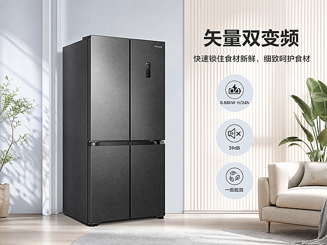 [第3屏] 矢量双变频性能展示详情页。本屏使用【图1】作为产品主体，【图3】作为版式和内容参考，整体相似度70%，调整主色调为灰蓝色。
[氛围/风格] 温馨家居场景风，浅灰蓝调自然氛围，实景质感，专业稳重。
[元素布局] 冰箱放置在画面左侧中区域，占据约55%画面，保持深灰色十字对开门结构和外观不变。右侧为浅米色竖条纹墙面，放置三个圆形信息卡片展示核心参数，右下角增加沙发和绿植点缀营造家庭场景，保持整体版式和参考图一致。
[光影质感] 自然光从左侧射入，冰箱表面形成自然高光，整体光线明亮柔和，家庭氛围感强。
[配色色系] 全局底色：#e0e8f0（浅灰蓝）；主体配色：深灰冰箱 + 浅米色背景 + 灰蓝色信息卡；文字：深灰色。
[视角构图] 45度斜侧视角，展示冰箱整体外观，左产品右信息，版式均衡，阅读自然。
[文字版式] 顶部主标题「矢量双变频」，副标题「快速锁住食材新鲜，细致呵护食材」，右侧三个信息卡分别展示「0.88kW·h/24h」「39dB」「一级能效」，文字清晰排版整齐，不遮挡冰箱主体。
[比例分辨率] 单图比例4:3，4K分辨率，文字清晰可辨。
[负向提示词] 冰箱变形，结构错误，颜色偏差，文字模糊，水印，背景杂乱，违规表达。