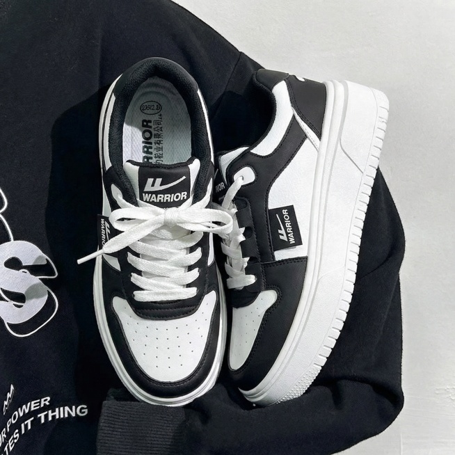 将图1的回力黑白厚底板鞋替换图2中的鞋子，保持图2的鞋子摆放角度、黑色卫衣背景完全一致预览效果