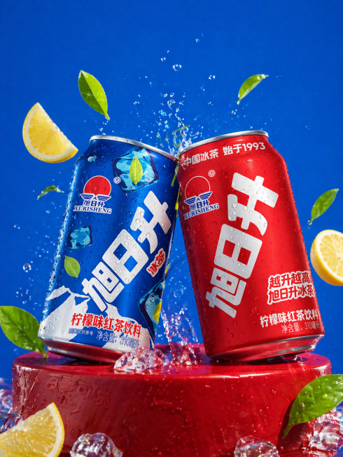 将图1蓝色旭日升易拉罐和图2红色旭日升易拉罐做成立体效果，放置在红色展台上两个易拉罐相互碰撞，参考图3的构图和光影风格，画面添加新鲜柠檬片和绿茶叶作为点缀，背景为纯色蓝色无字，高清晰度，产品质感细腻，预览效果
