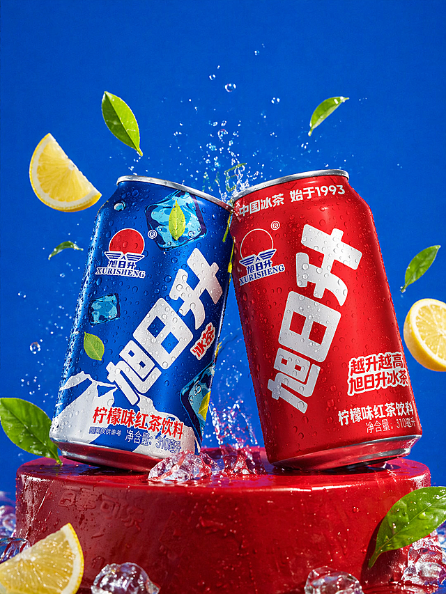 将图1蓝色旭日升易拉罐和图2红色旭日升易拉罐做成立体效果，放置在红色展台上两个易拉罐相互碰撞，参考图3的构图和光影风格，画面添加新鲜柠檬片和绿茶叶作为点缀，背景为纯色蓝色无字，高清晰度，产品质感细腻，保留易拉罐原有包装设计和文字信息