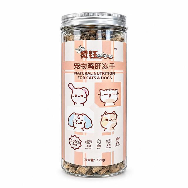 产品精修，产品置于纯白背景上，专业商业棚拍光，5500K标准中性白光，轮廓光，体积光，曝光正确，强烈真实立体感，净化杂乱倒影、脏反射、环境色污染和黑块反射，透明材质保留真实折射与透明层次，接地处保留干净浅淡的自然接触阴影，严禁大片投影、脏灰阴影和悬浮感，主体居中，商品完整入画不裁切，商品外轮廓视觉体量约画面60%-80%，四边均匀留白约10%-20%，严禁满幅铺满与贴边顶满，极致超清画质，细节清晰锐利，商业级实拍质感，保留原图真实材质与结构细节，明显提升商品表面洁净度，清理灰尘、污渍、指纹、油污、胶痕和霉点，让表面从脏旧发闷变为干净可售卖状态，提升商品洁净度和商业新品感，清除旧痕、灰暗、脏斑和不均匀色块，保留原图颜色分区、材质色相、结构和功能细节，禁止整体提亮改色，修复边缘毛糙、锯齿、断边、软胶溢边和抠图感，边缘自然清晰过渡，基于原图材质恢复纹理、颗粒、折射、高光、透明边线或工艺细节，避免糊成塑料感，严格锁定原图标签上的所有文字内容、字体、排版、位置和图案插画，禁止任何修改、重绘或变形，锁定原图商品颜色，颜色以输入图为唯一参考，分段部件颜色边界按原图锁定，还原真实物理色彩，消除灰暗感和偏色，锁定原图商品轮廓、件数、部件位置、连接关系、标签文字和可见功能细节，只做精修不重绘结构，锁定原图容器形态、容量比例、开口方向、材质分区、功能区、配件数量和文字标识，禁止新增功能部件、改变开口方向或合并/拆分主体结构，瓶身玻璃：玻璃·高透容器质感，折射边线清晰，透明层次自然，通透洁净；瓶盖：光面金属质感按原图锁定，高光边线清晰，反射干净但不过度镜面化；标签贴纸：哑光/半哑光纸质质感，柔和漫反射，低高光，文字图案清晰锐利，正视图，严格保持原图透视，严禁扶正，严禁镜像翻转