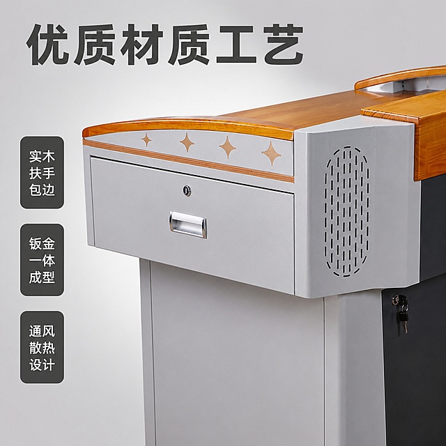 [主图-3] 多媒体讲台材质工艺细节图，展示侧边结构和木质包边。[氛围风格] 细节特写突出品质，专业高级。[画质] 商业摄影微距质感，细节清晰锐利。[元素] 讲台斜侧视角，放大展示木质弧形包边、侧边散热孔和锁具细节，金属漆面质感清晰可见。保持讲台外观物理结构材质质感颜色与输入产品图绝对一致，杜绝任何变形色差，精细化处理。产品主体占比约75%，浅灰色简洁背景，突出细节。[光影] 侧光突出木质纹理和金属漆面质感，边缘高光清晰，纹理层次自然。[配色] 主色木色暖棕+钢灰白，深灰色锁具对比突出。[视角构图] 斜侧微距特写，重点突出包边和散热工艺，景深适中。[文字版式] 顶部主标题‘优质材质工艺’，深灰色大字粗体；侧边三个短标签竖向排列：‘实木扶手包边’‘钣金一体成型’‘通风散热设计’，深底白字清晰。[输出要求] 1:1比例，文字清晰可辨，超高清商业摄影质感，width=2048, height=2048。[负向提示词] 变形，文字错乱，产品模糊，背景杂乱，水印，电商平台Logo。