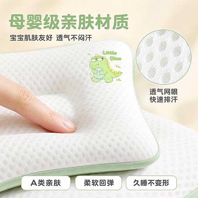 [主图-3] 儿童护颈枕材质细节图 母婴级亲肤材质
[氛围风格] 柔和亲肤感 干净通透 奶油白浅绿 安全可信 微距质感
[画质] 商业微距摄影质感 材质纹理清晰 光线柔和 细节丰富
[元素] 画面主体为儿童护颈枕的局部放大特写，展示白色网眼面料的细腻纹理和浅绿色包边的精致做工，网眼孔洞清晰可见，体现透气排汗特性。画面中有一只成人的手指轻轻按压枕头表面，展示柔软回弹的触感，手指只露出指尖部分，自然不突兀。背景为虚化的浅奶油色，突出材质细节。右侧有一个圆形放大镜画中画，进一步放大展示网眼面料的透气孔结构，画中画下方标注"透气网眼"。保持枕头材质、颜色、纹理与输入产品图一致，杜绝变形和色差。画面满屏无边框。
[光影] 侧上方柔和漫射光，网眼纹理有清晰的明暗层次，手指按压处有自然凹陷和阴影，体现柔软质感，整体通透干净，微距质感强烈。
[配色] 主色奶油白 浅薄荷绿；辅色肤色 浅灰
[视角构图] 斜侧微距视角，枕头局部占画面主要区域，手指在左下，放大镜画中画在右上，形成对角线构图，焦点清晰在材质纹理上。
[文字版式] 左上大标题"母婴级亲肤材质"，浅绿色大号圆润粗黑体；副标题"宝宝肌肤友好 透气不闷汗"，深灰色中号圆润无衬线。右侧放大镜画中画下方标注"透气网眼 快速排汗"，深灰字。底部三个圆角小标签从左到右："A类亲肤""柔软回弹""久睡不变形"，白底细绿边深灰字，均匀分布。文字清晰可读，横排从左到右，不遮挡主要材质展示区。
[输出要求] 1:1比例，文字清晰锐利，超高清商业微距摄影质感
[负向提示词] 变形 文字错乱 产品图模糊 背景杂乱 水印 电商平台Logo 多余的手指 畸形手 手部扭曲