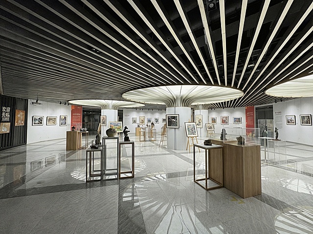 作品多一点，展架形式多样化，周围墙面变成白色