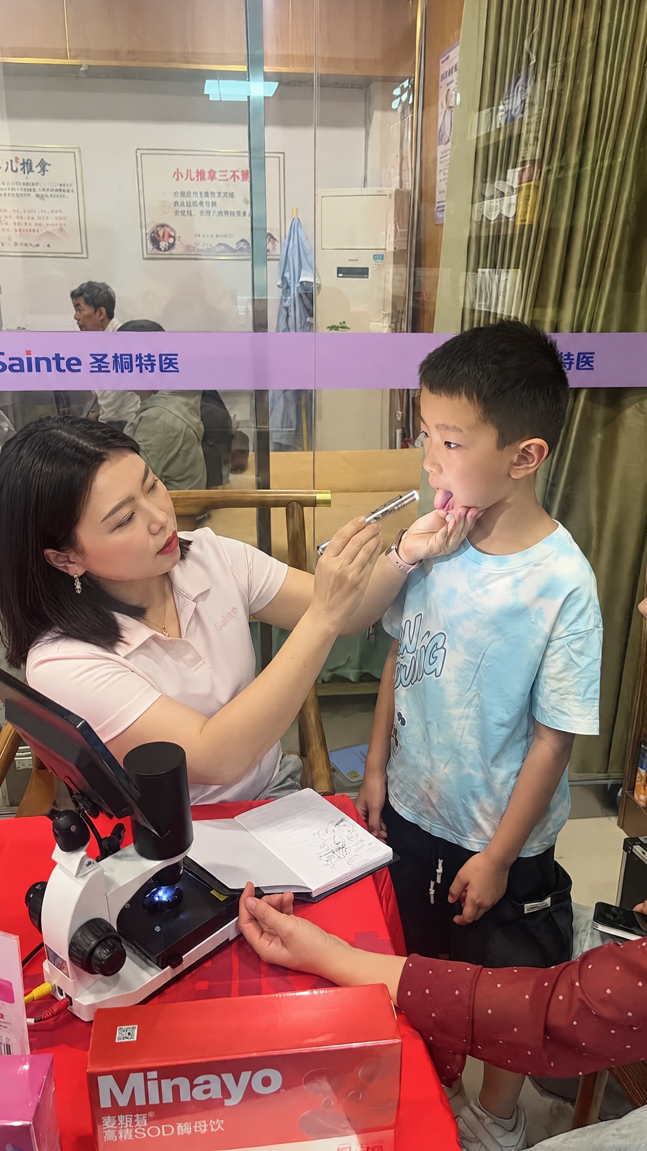 基于原图进行修改，保持人物动作、构图、背景、小男孩、桌上显微镜… - 图片创意预览