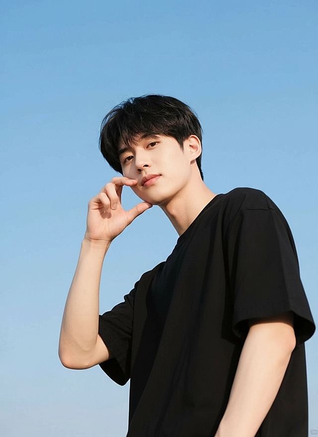 男生的手势变为手在脸边比“C”