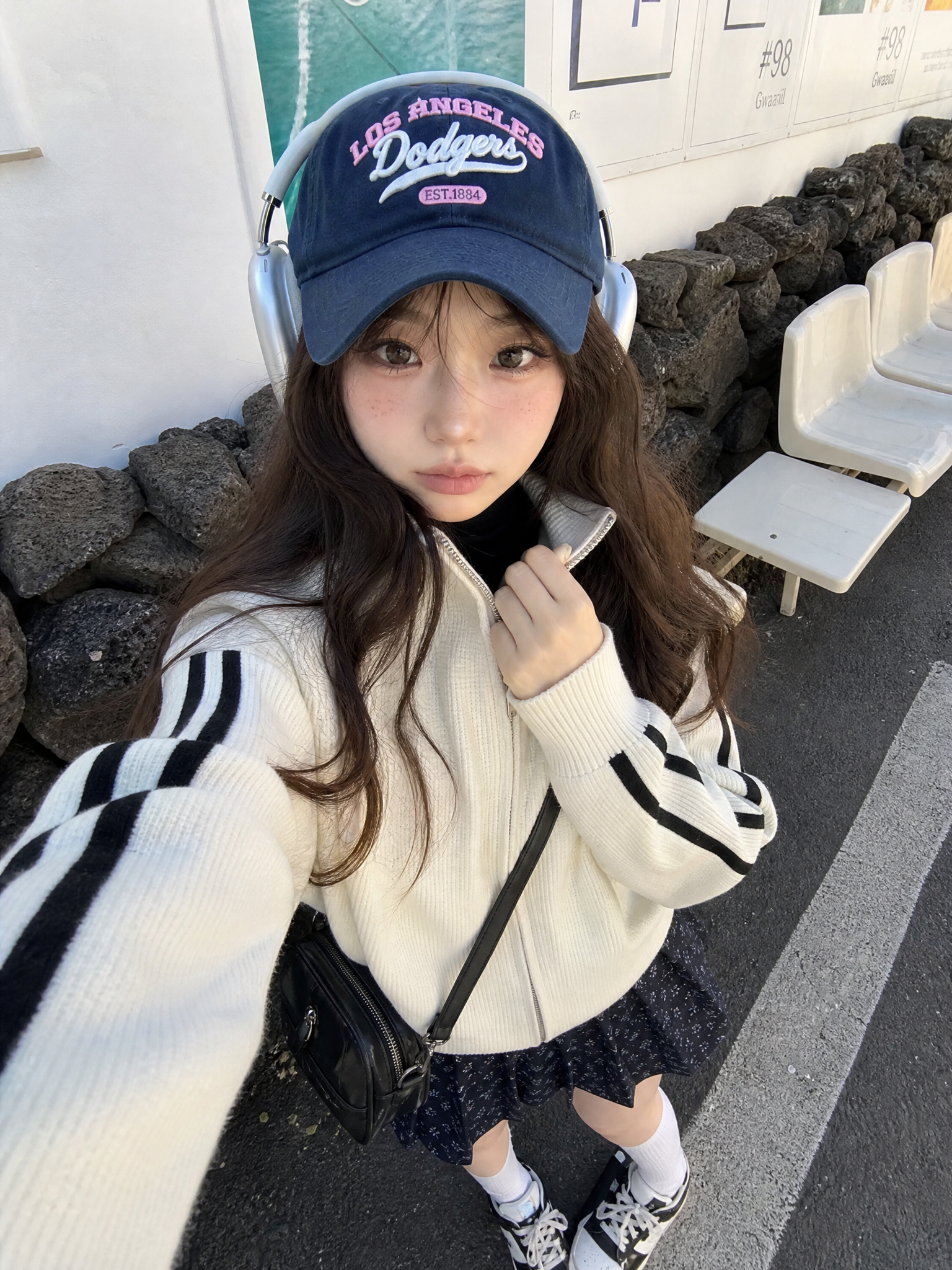 第一人称自拍视角，21岁年轻东亚甜妹，深棕色长卷发，冷白通透无… - 图片创意预览