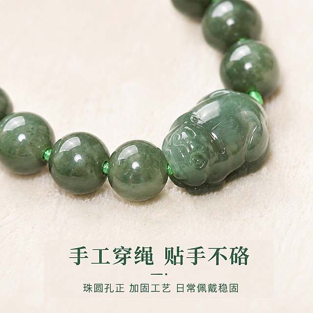 [主图-4] 和田玉青玉貔貅手链工艺细节展示，氛围风格为微距特写 突出手工工艺细节，画质为超高清微距摄影 细节清晰锐利 质感真实，元素为特写展示珠孔穿绳部位，珠圆孔正，手工穿绳加固，衔接顺滑，展示每颗珠子圆润度和串绳工艺细节，保持产品本身颜色结构和材质与输入图一致，主体占比约75%，背景浅米白色绒布 质感柔和，光影为环形柔光 均匀打亮细节 体现珠子圆润光滑质感 穿绳处纹理清晰 明暗过渡自然，配色为浅米白背景衬托青绿色产品 干净简约，视角构图为平视微距拍摄 焦点落在珠孔衔接处 清晰展示工艺细节，文字版式为底部短文案居中，大字写"手工穿绳 贴手不硌"，小字说明"珠圆孔正 加固工艺 日常佩戴稳固"，字色青绿色 背景浅透明底衬 不遮挡主体，比例分辨率为1:1比例 4k分辨率 超高清，负向提示词为变形 文字错乱 产品模糊 背景杂乱 水印 电商平台Logo