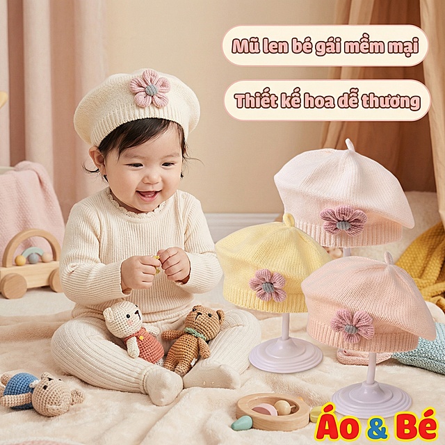 生成800x800像素1:1比例的女婴针织贝雷帽主图（适配越南Shopee平台）：
1. 主体呈现：展示图中3款针织贝雷帽（黄/浅粉/米白），突出立体花朵装饰、针织纹理质感，还原柔软亲肤的面料特点；
2. 模特场景：添加6-12个月的越南女婴模特，佩戴其中一款帽子呈可爱坐姿，背景为浅色系温馨室内布景（搭配小型针织玩偶道具）；
3. 卖点标签：右上角添加2个越南语标签（如“Mũ len bé gái mềm mại”“Thiết kế hoa dễ thương”），字体萌系风格且不遮挡帽子装饰；
4. 视觉效果：采用柔和暖光，突出针织材质的蓬松感与花朵装饰的精致感，色彩契合东南亚母婴类审美；
5. 适配性：在右下角加入红黄字体“Áo & Bé”的水印
6. 真实模特穿着展示，多角度
