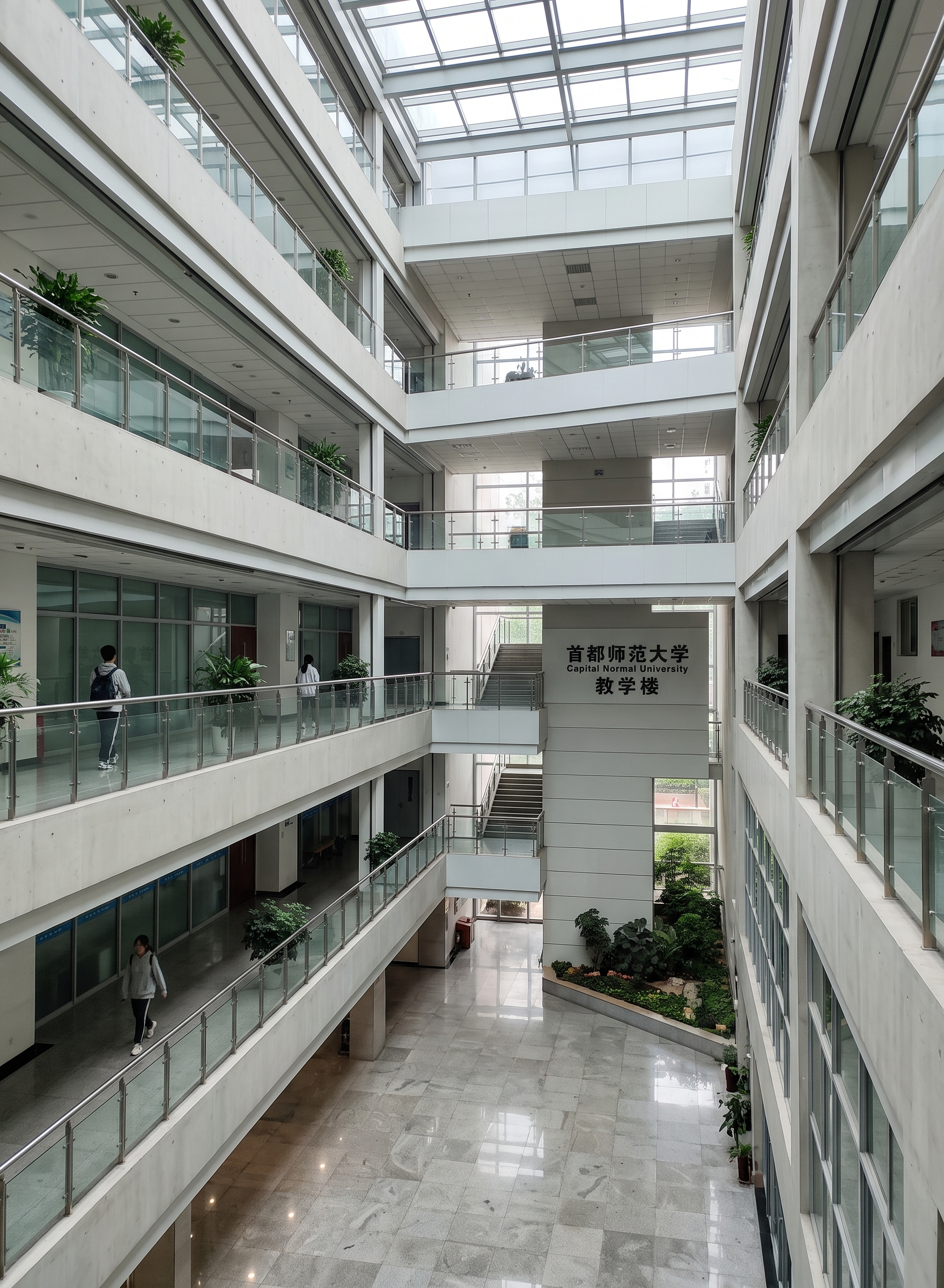 纵向图，尺寸480×650px，首都师范大学校园教学楼中庭，干… - 图片创意预览