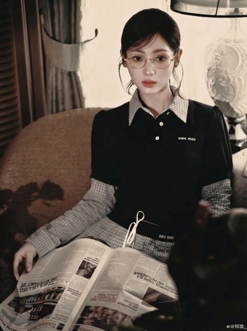 「图片1」「图片1」把图2的眼镜戴在图1的脸上，图1图片整体不变，眼镜细节大小不变，自然佩戴效果，图片尺寸3:4，保持模特不变，眼镜细节保留清晰可见，眼镜结构区分清晰，镜片与人物融合自然预览效果