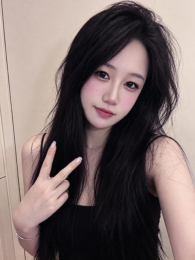 去除图片左上角的"AI生成"水印，保持图片其他内容、人物、背景、画质完全不变，自然修复水印区域的背景墙面，使其与周围墙面一致