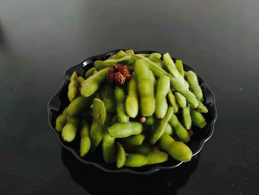 水煮毛豆 黑色盘子装盘 平视效果图PNG预览效果