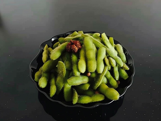 水煮毛豆 黑色盘子装盘 平视效果图PNG